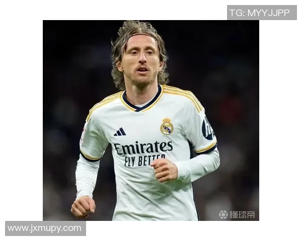 扎马尾辫的足球明星展现独特风采成为球场新潮流引领者