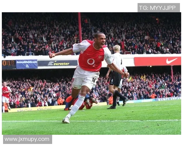 足球巨星进球瞬间霸气怒吼挥拳高举双臂点燃全场激情庆祝 足球巨星进球瞬间霸气怒吼挥拳高举双臂点燃全场激情庆祝